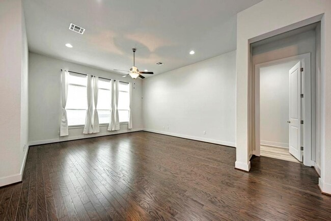 1104 Almeria Bend
