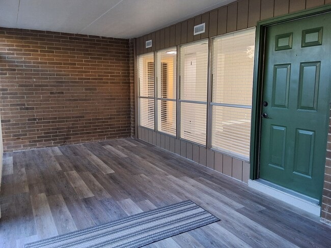 Building Photo - Knoxville 37923 - 2 bed 2 bath condo - cal...