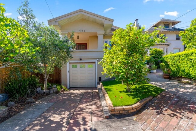 Building Photo - Classic 3bed/2bath Home Near Lake Merritt with Fresh Updates