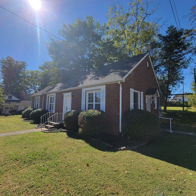 Photo - 3/2 Cottage Charmer-Downtown McMinnville, TN