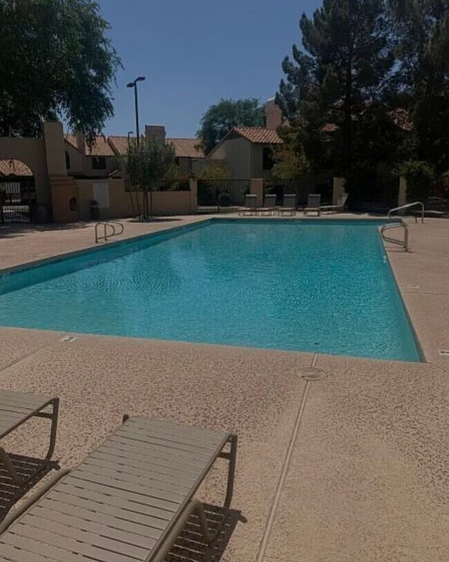 Photo - 921 W University Dr Unidad 1048