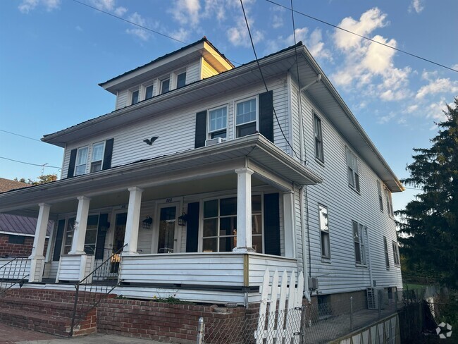 Building Photo - 808 W John St Rental