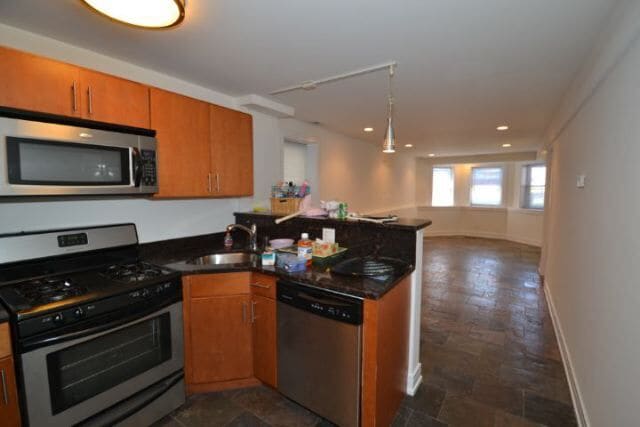 Building Photo - 3016 N Oakley Ave Unit J08P