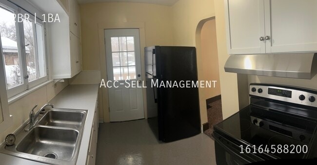 Photo - 836 Coit Ave NE