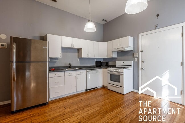 Building Photo - 646 N Damen Ave Unit 1R