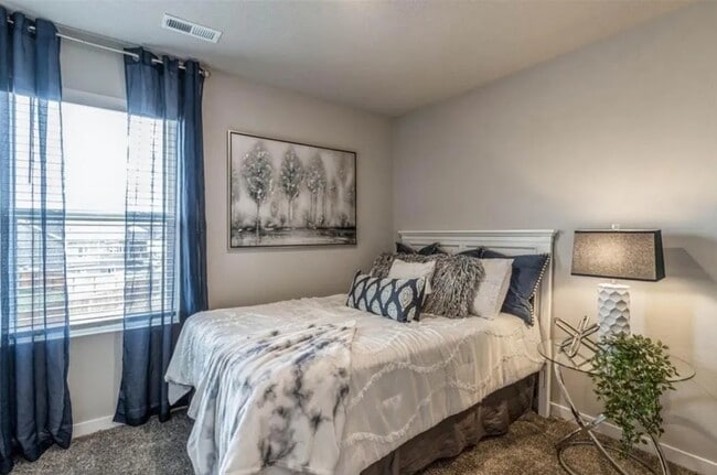 Photo - 301 NW Charlestown Ln