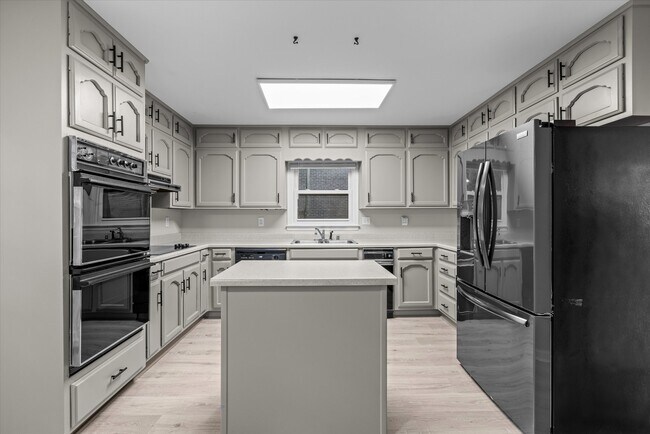 Photo - 1305 Hiwan Trail SE