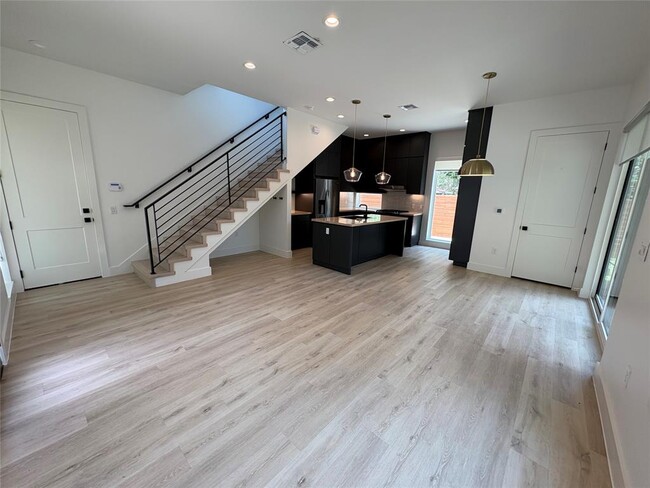 Photo - 1800 Crown Dr