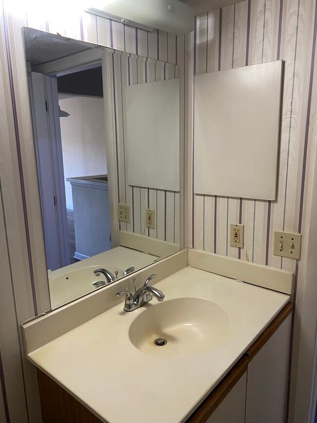 Photo - 1600 Park Cir