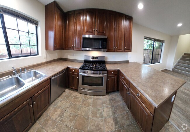 Building Photo - LOCATION-CLOSE PROXIMITY TO POLY CAMPUS Rental