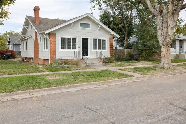 Building Photo - 3 BEDROOM, PLUS 1 BONUS ROOM, 2 BATHROOM SINGLE FAMILY HOME CLOSE TO DOWNTOWN CHEYENNE
