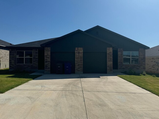 Building Photo - 1206 Lehmann Dr Unit B