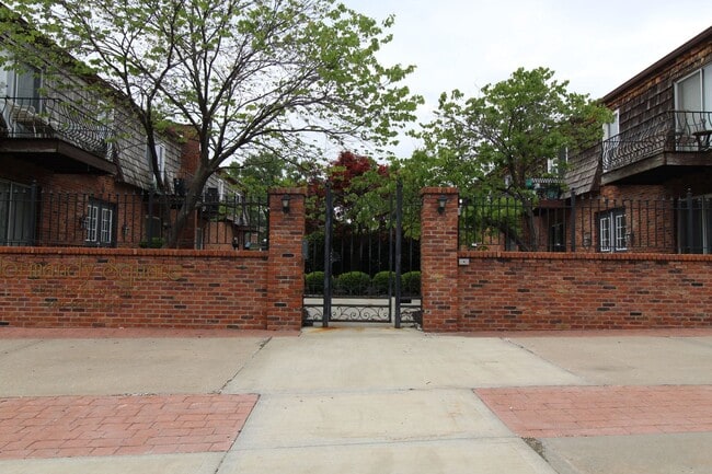 Building Photo - May FREE On This 2 Bedroom 1 Bath Apartment In The West Plaza Area Unit #1