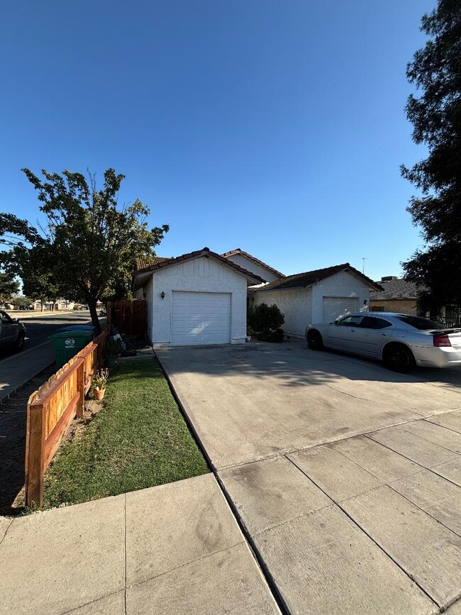 Photo - 901 Trinity Ave