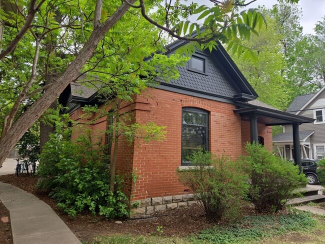 Building Photo - 209 W Mulberry St Unit 211