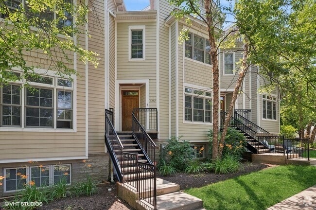 Building Photo - 3252 Thayer St Rental