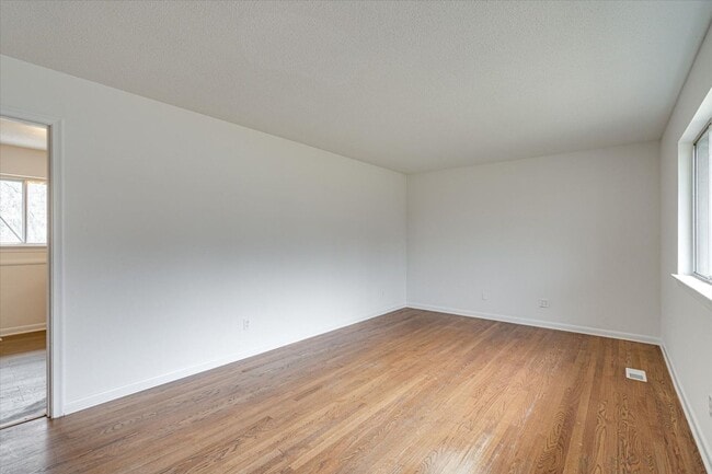 Photo - 3 bedroom, 1.5 Bathroom for rent!