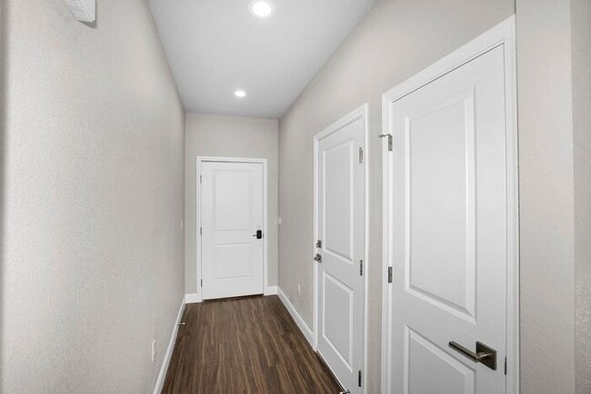 Photo - 7628 Woodford Ave