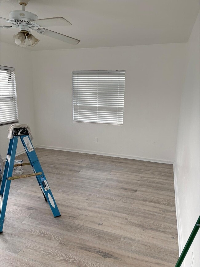 Sala de estar - 631 S J St