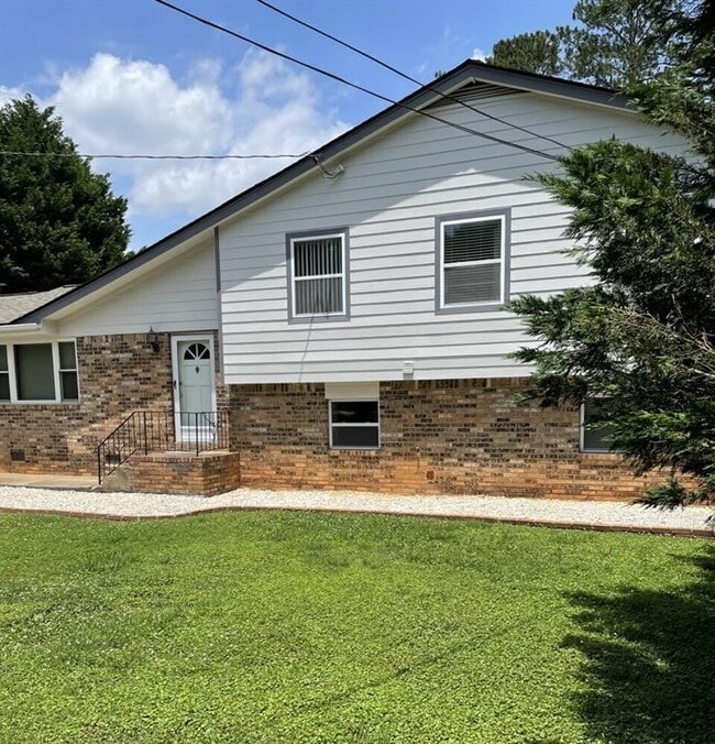 Photo - 3063 Claiborne Dr NW House