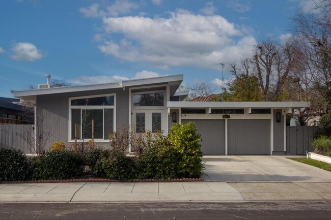 Photo - 827 Richardson Ct