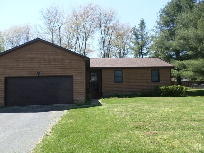 Building Photo - 3 Bedroom 2 Bath House with 2 Car Garage