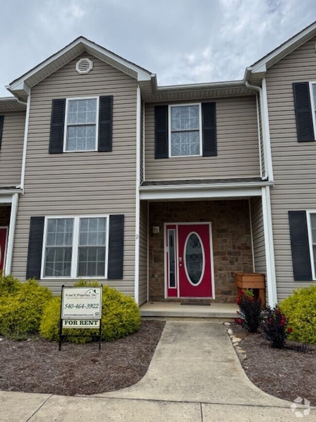 Building Photo - Renovated Townhouse in The Pinnacle Subdiv...