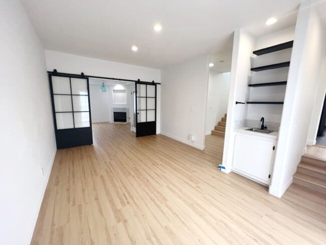 Building Photo - 4 bed 2.5 Plus bonus room in Redondo Beach. Unit A