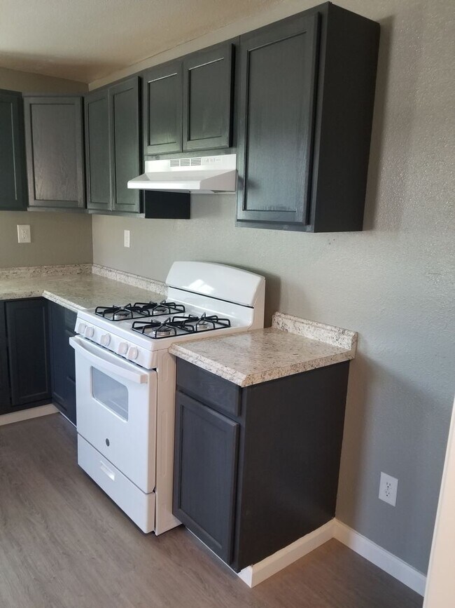 Photo - 3 BED 1 BATH HOUSE WITH A FENCED BACKYARD ...