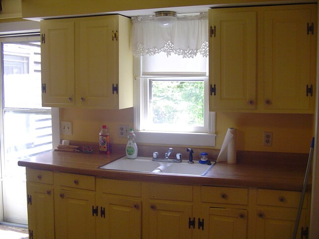 Fregadero de cocina, puerta de entrada a la izquierda. - 165 Nonotuck St