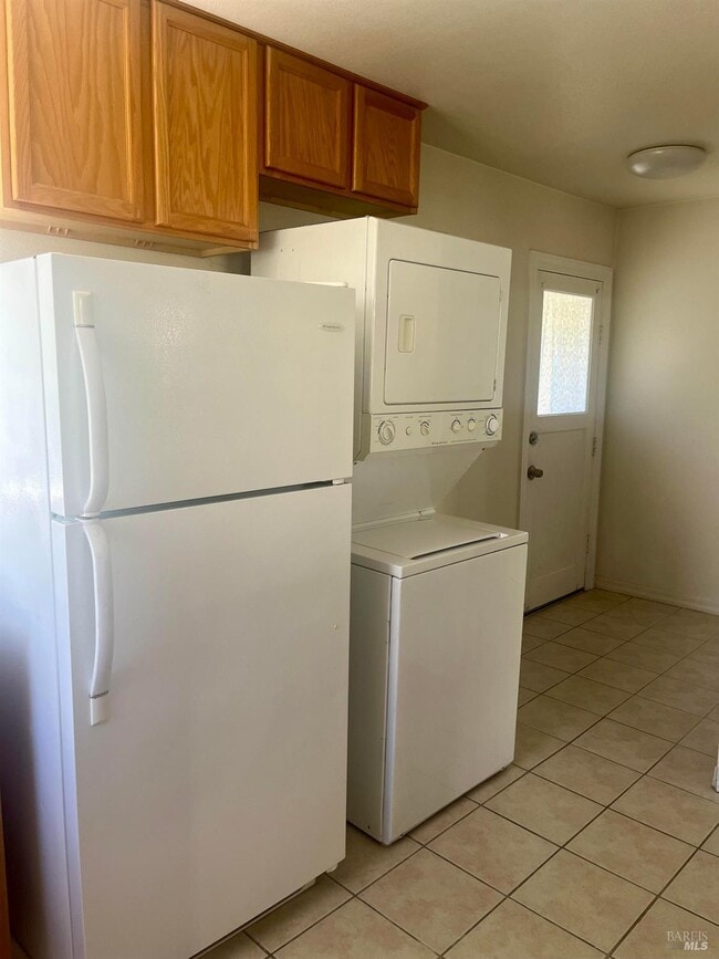 Building Photo - 160 E J St Unit 1