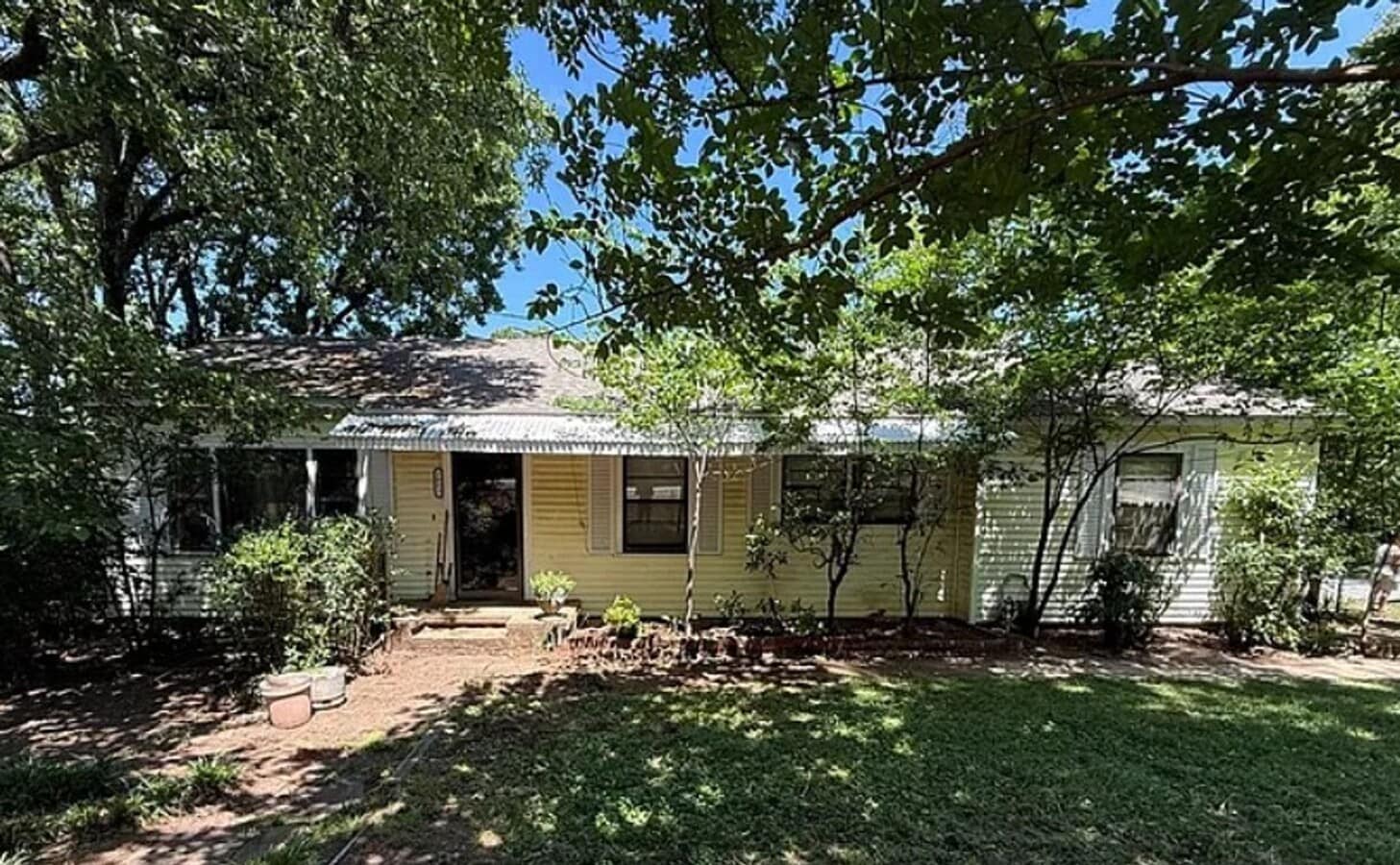 FREE MONTH RENT! Freshly Updated 3 Bedroom House - FREE MONTH RENT! Freshly Updated 3 Bedroom House