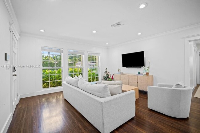 Photo - 300 Manor Pl