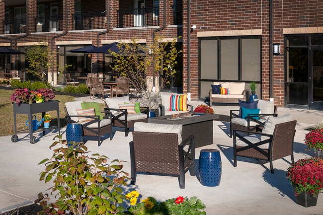 Patio al aire libre con brasero - The Polaris Community