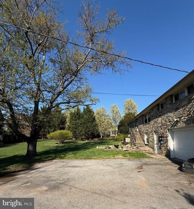 Building Photo - 536 Hampton Ln