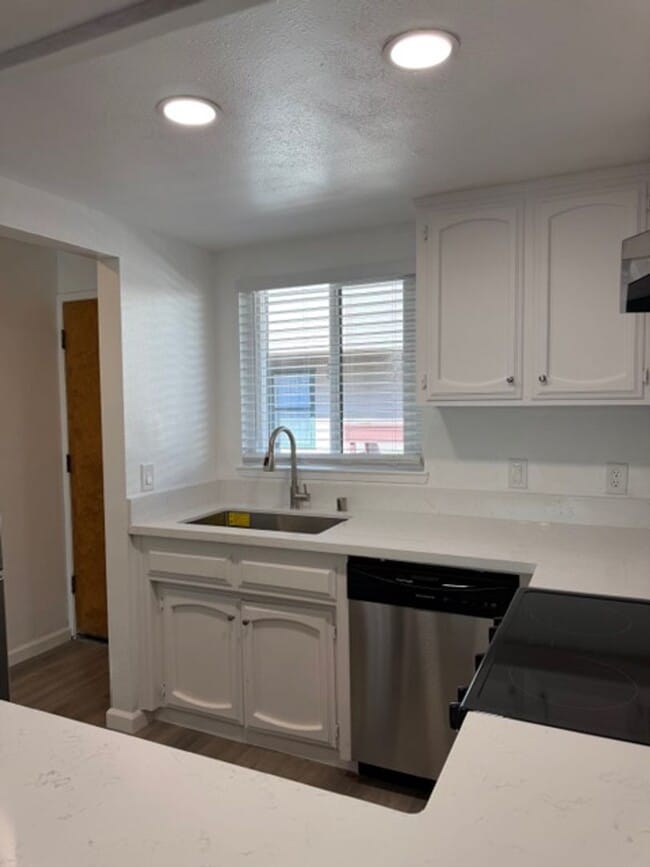 Photo - 680 Chorro St