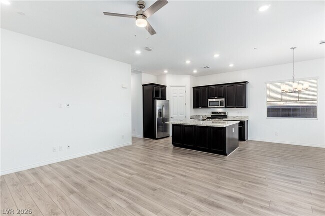 Photo - 774 Iris Desert St