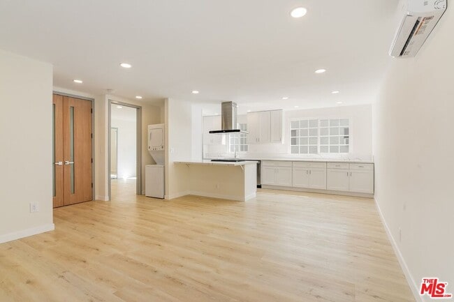 Building Photo - 835 S Sherbourne Dr Unit 2