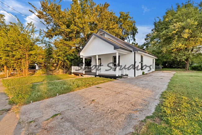 Photo - 323 W Cherry St