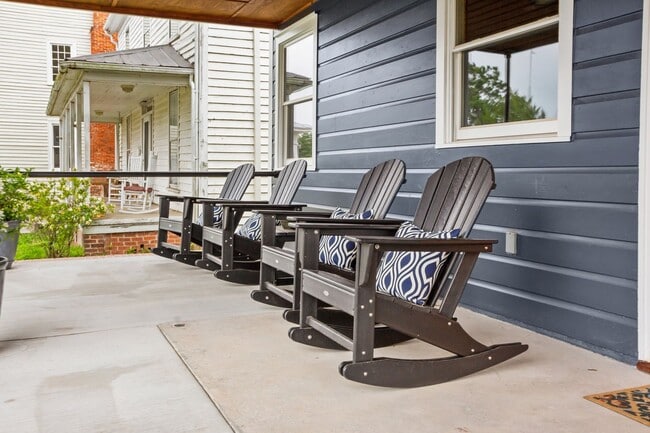 Photo - Modern Furnished Cottage Located Downtown!