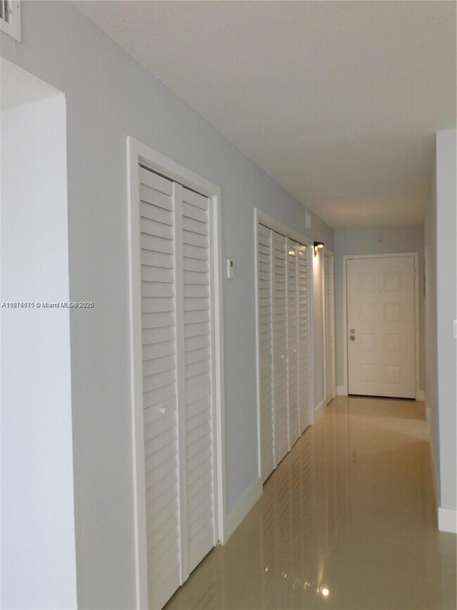 Building Photo - 6930 NW 186th St Unit 1-401 Rental