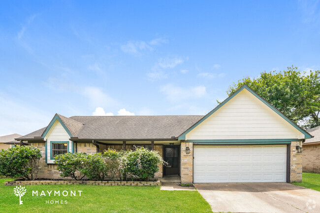 Building Photo - Spacious 4-Bedroom Home with Pool in Yorkt...
