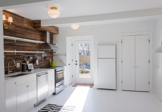 Building Photo - 318 Oak Street Unit Apt B (Downstairs)