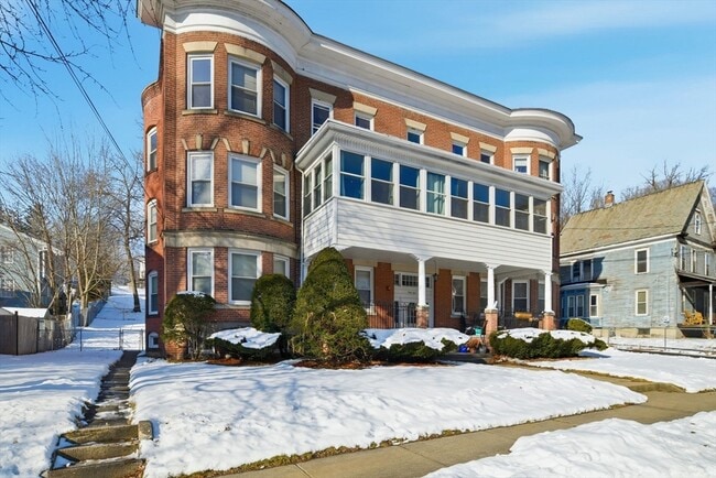 Building Photo - 44 Bardwell St Unit 2R