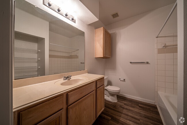 2BR, 2BA - 901SF