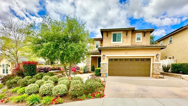 Building Photo - Beautiful "Model" Home in the Horse Creek ...