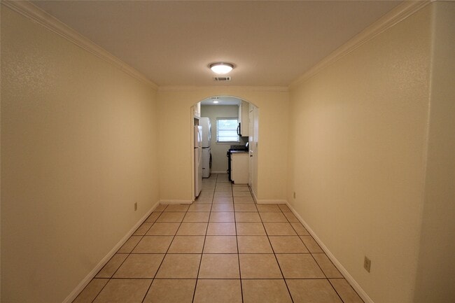 Building Photo - 814 Mobile Dr
