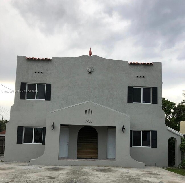 Building Photo - 1700 NW 22nd Ct Unit 5