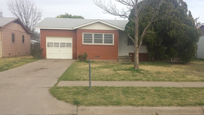 Building Photo - 3 Bedrooms, 1 Bath, 1 Car Garage Near Caprock High School!