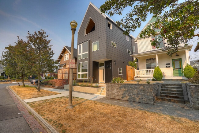 Building Photo - Like New! North Tacoma, 6th Avenue District Unit 641 N Fife #A